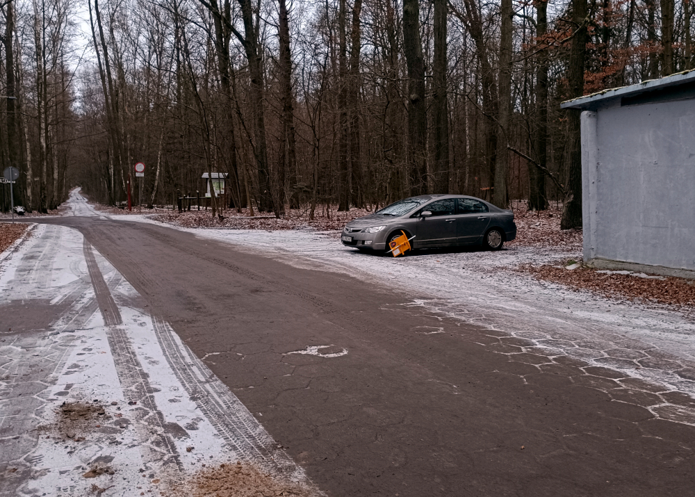 Mandat w Arturówku za złe parkowanie